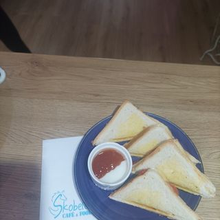 Тост с луканка и топено сирене (1бр)