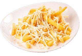 Cartofi prajiti cu cascaval ras