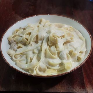 Fetuccini trufa blanca con nata y pollo