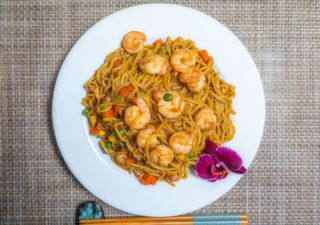 tallarines fritos con gambas