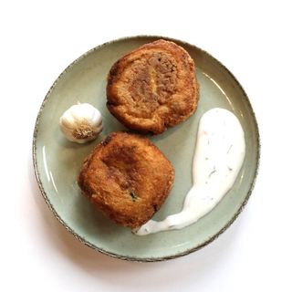 Кюфтета от тиквички с млечен сос (200г)