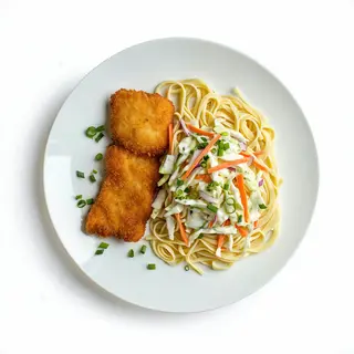 Filet panierowany z makaronem i surówką