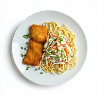 Filet panierowany z makaronem i surówką