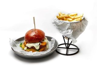 Фірмовий бургер з телятиною та картоплею фрі (320/180g)