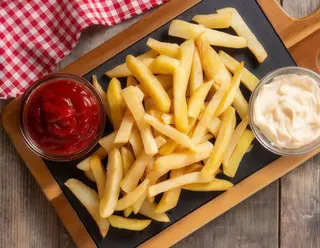 Patatas Con Kétchup Y Mayonesa