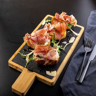 Bruschete cu prosciutto crudo