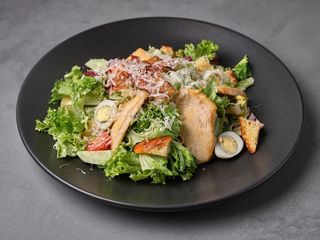 Салат з куркою та перепелиним яйцем (250g)