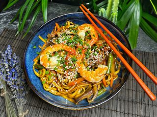 Санукі локшина з креветками в соусі карі (400g)