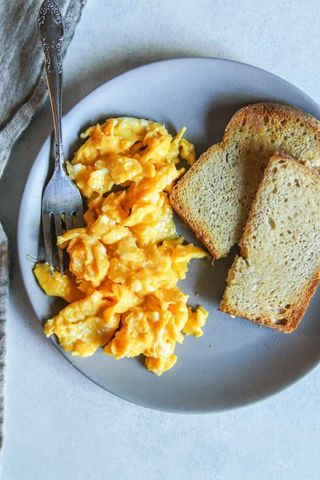 Scrambled Egg With Toasted Bread