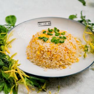 Prženi pirinač sa gamborima i jajima