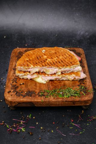 Tost sa pečenicom 420g