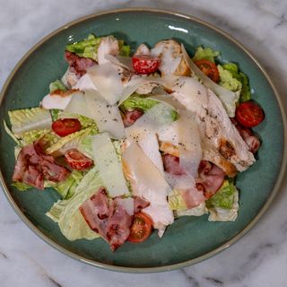 SALADA CÉSAR COM FRANGO