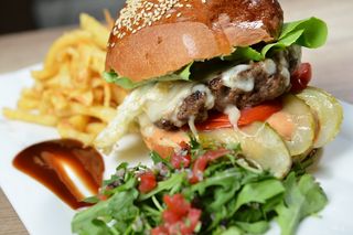 Burger Tasty Box servit cu cartofi prăjiți și sos de maioneza hey