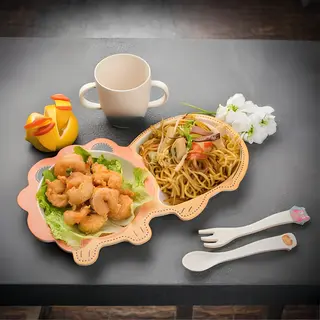 Spaghetti con frutti di mare e gamberi fritti