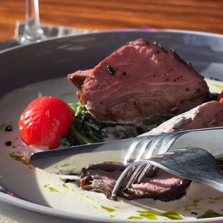 Филе миньон с шпинатом припущенным в сливках           