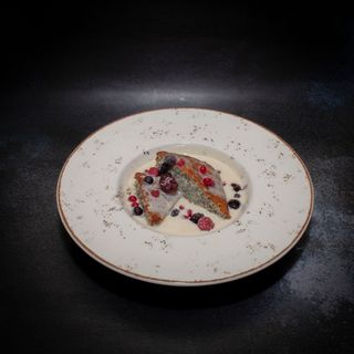 Kolač od maka sa prelivom od bijele čokolade i šumskim voćem