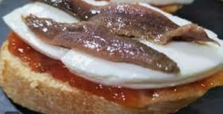 Montado De Anchoas Con Queso Y Tomate Con Orégano