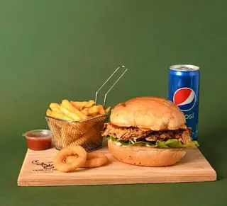 Chicken burger, pomfrit & Pepsi 0.33l