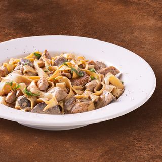 Tagliatelle z polędwicą i grzybami