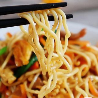 18. Tallarines Frito De Pollo