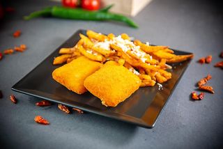 Breaded fried cheese și cartofi