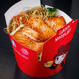 Noodles de grau cu legume, somon si sos Teriyaki