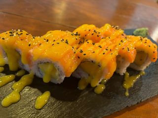 69. Maki Roll De Mango Con Salmón Y Queso (8 Pzs.)