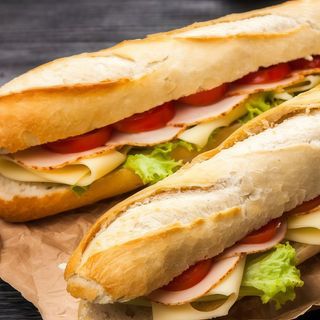 Bocadillo de cohinillo con queso y pimiento