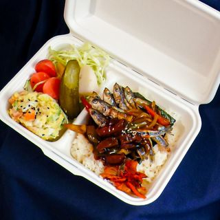 Bento box de boquerones en escabeche japonés y salsa agridulce