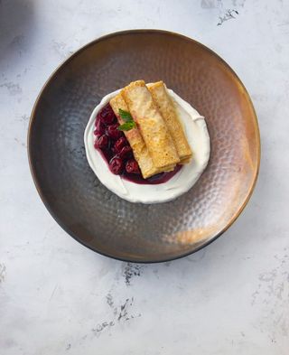 Блинчики с ягодным соусом и сметаной