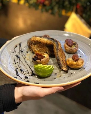 Форель в чесночном соусе и шампиньонами 