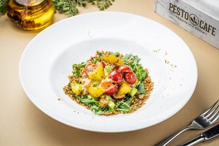 Салат з лососем, авокадо та картоплею