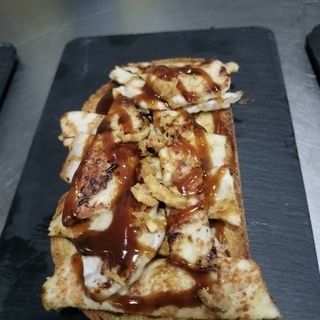 Tosta De Lomo Con Salsa Barbacoa
