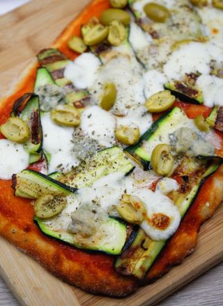 Pinsa con burrata, peperoni, melanzane, capperi e olive