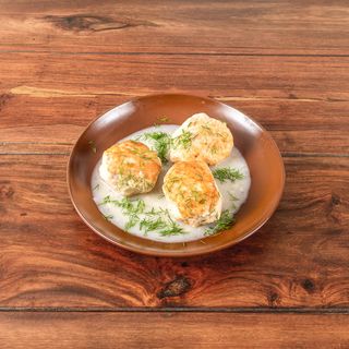 Pulpety drobiowe w sosie koperkowym porcja