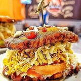 Patacón con pollo desmenuzado