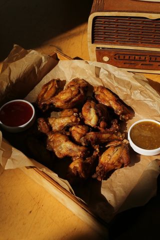 Дошка крилець з соусом (600 г)