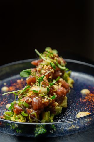 Tartar de Atún, aguacate, cebolla roja, emulsión de leche de tigre