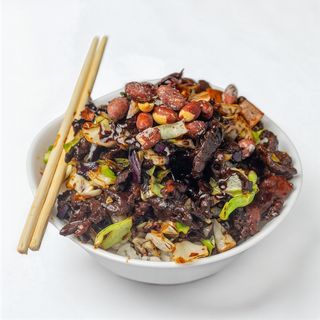 Svinjetina sa kikirikijem i povrćem