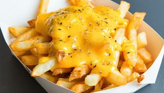 Pomfrit sa rastopljenim sirom