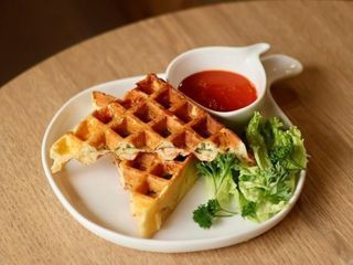 Творожная вафля с припеком из семги и перца с домашним кетчупом