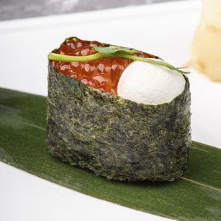 Гункан з червоною ікрою 