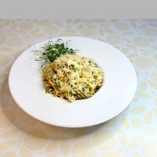 Кольорова паста з куркою та вершковим соусом