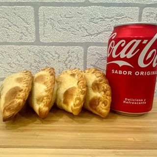 Empanadas (4 Uds.) Y Bebidas (2 Uds.)