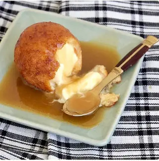 Helado frito con miel