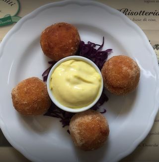 Arancini di riso con salsa