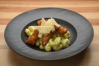 Njoke pesto sa hrskavom ćuretinom