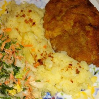 Schab bity z boczkiem, ziemniaki, surówka, zupa dnia gratis