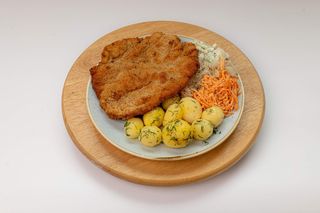 Kotlet Schabowy XXL z ziemniakami i surówką