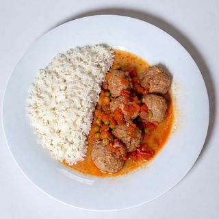 Albóndigas de carne con arroz blanco 